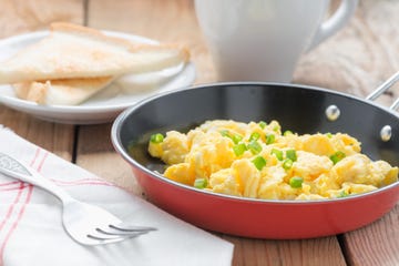 Scrambled egg with bread and coffee.
