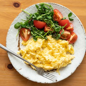 scrambled eggs with tomato arugula salad