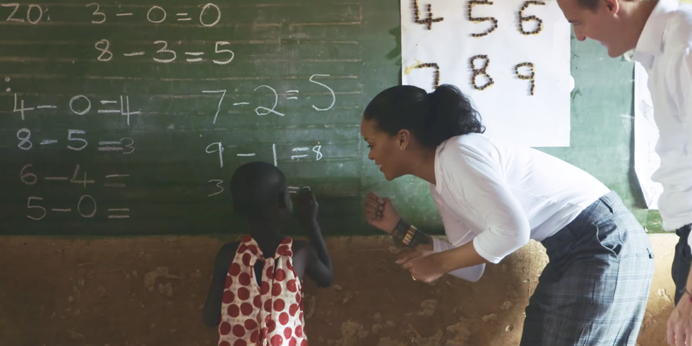 Blackboard, Interaction, Sharing, Temple, Black hair, Chalk, Class, Handwriting, Back, Education, 