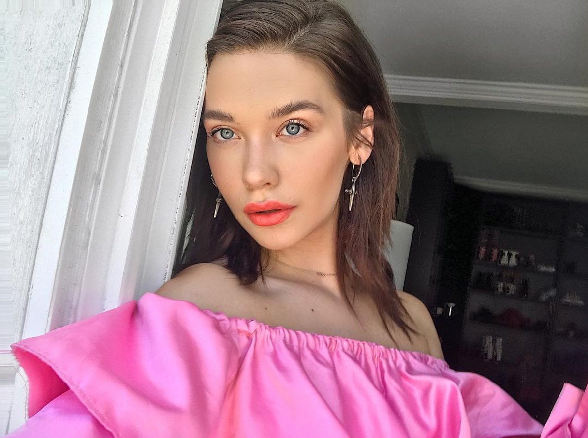 Amanda Steele Calls Out Influencers Who Photoshop Their Pics
