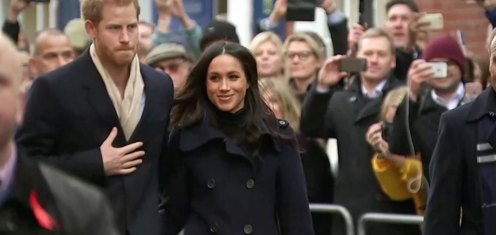 When Meghan pulled out the @strathberry bag, you 𝗸𝗻𝗼𝘄 the outfit was  gonna be 𝙜𝙤𝙤𝙙. And these slideshow is proof of exactly that. 💅🏽👜