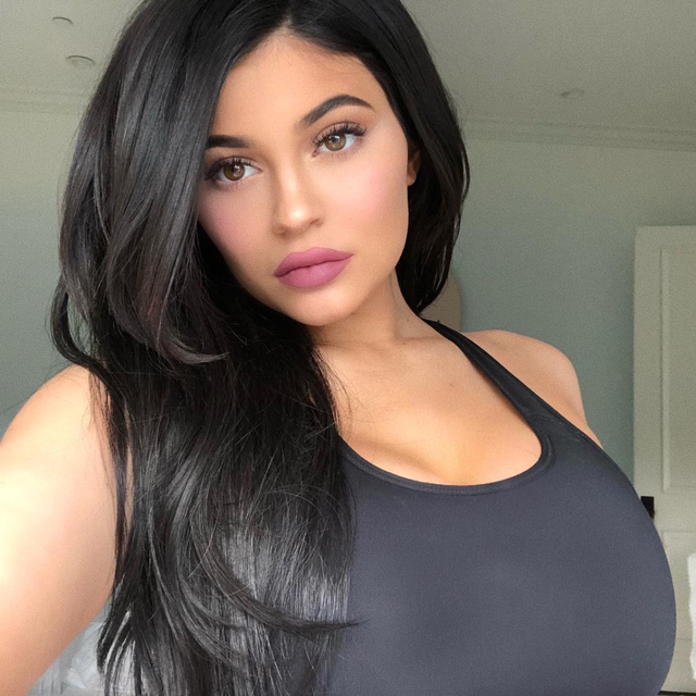 Kylie Jenner Shows Off Abs 7 Weeks After Giving Birth to Stormi