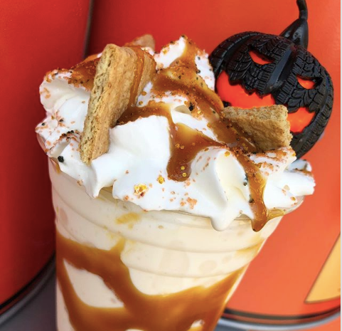 Dish, Food, Cuisine, Sundae, Whipped cream, Ice cream, Frozen dessert, Dessert, Ingredient, Cream, 