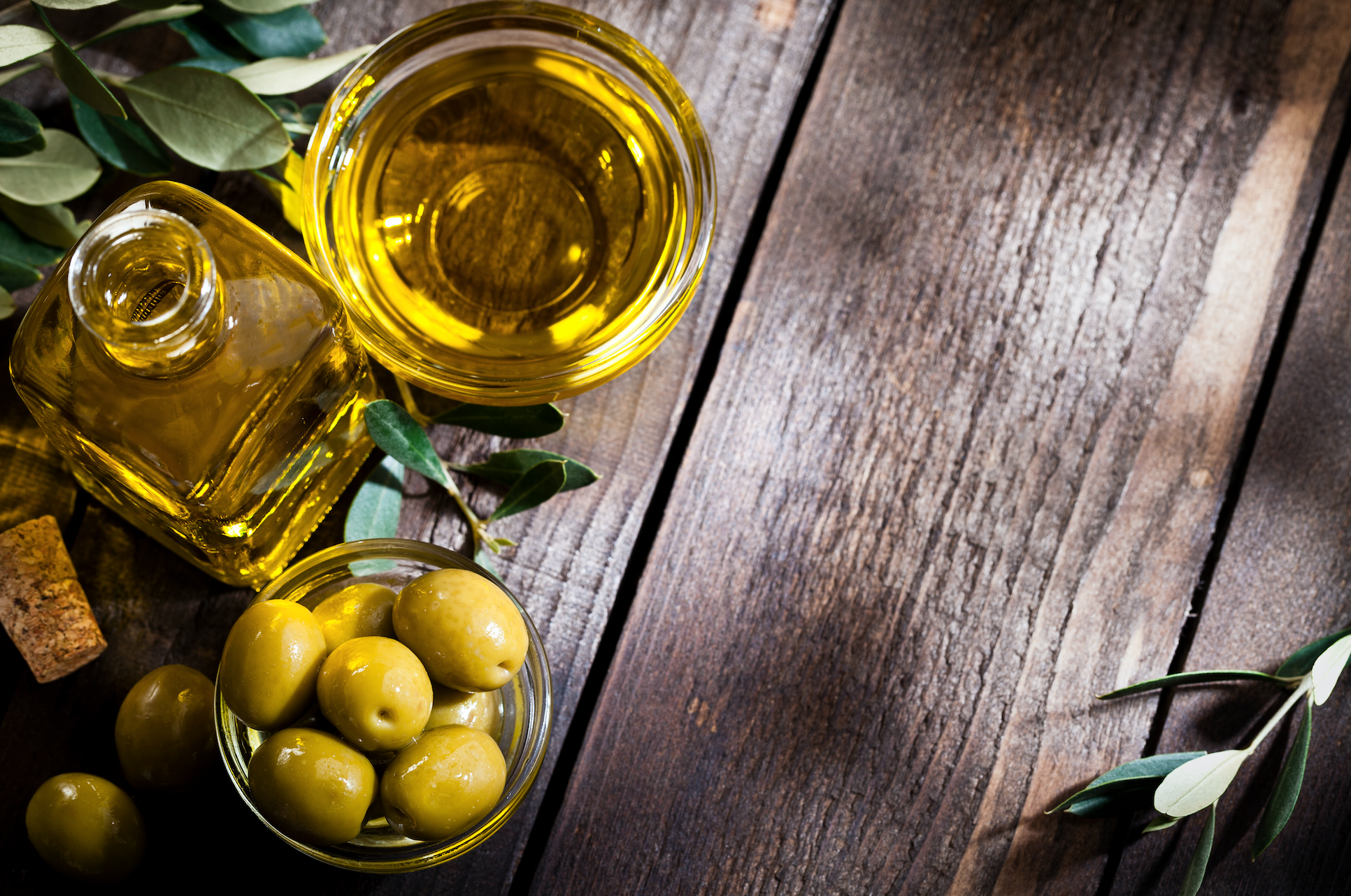 Оливковое масло. Оливки и оливковое масло. Масло оливы. Масло растительное на деревянном фоне.