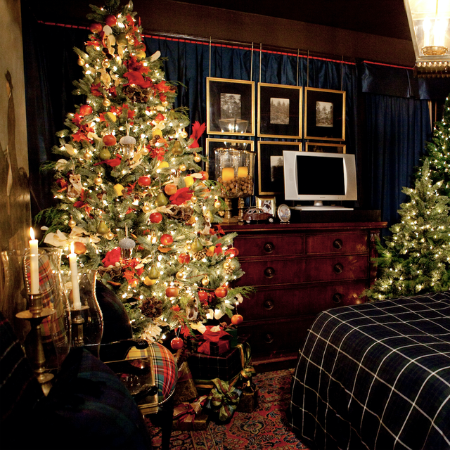 Room, Christmas decoration, Christmas tree, Christmas, Home, Property, Interior design, Tree, Lighting, Decoration, 