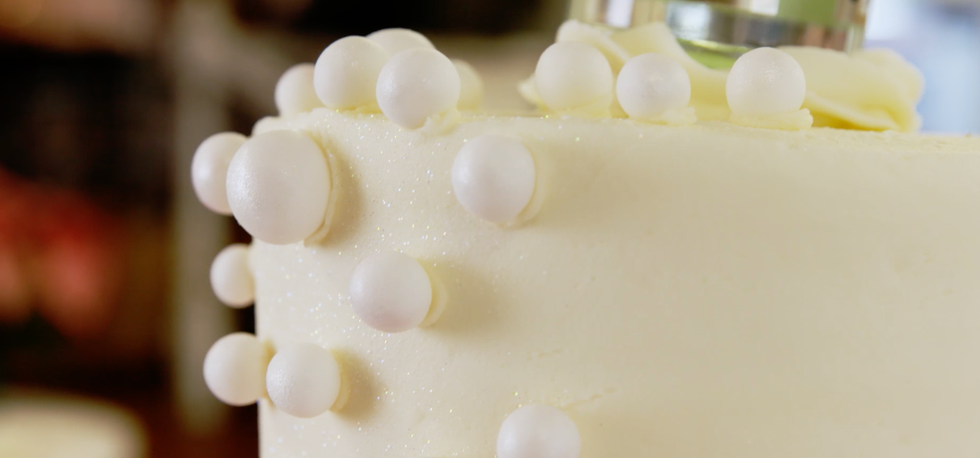 Buttercream, Icing, White chocolate, Food, Cake decorating, Fondant, Dairy, Cream, Cake, Dessert, 