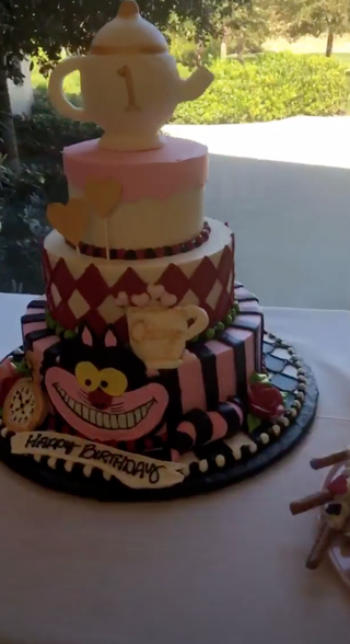 Cake, Cake decorating, Sugar paste, Fondant, Birthday cake, Pasteles, Icing, Dessert, Baked goods, Buttercream, 