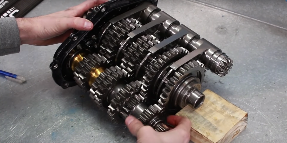 What's Inside an F1 Gearbox (& How it Works)