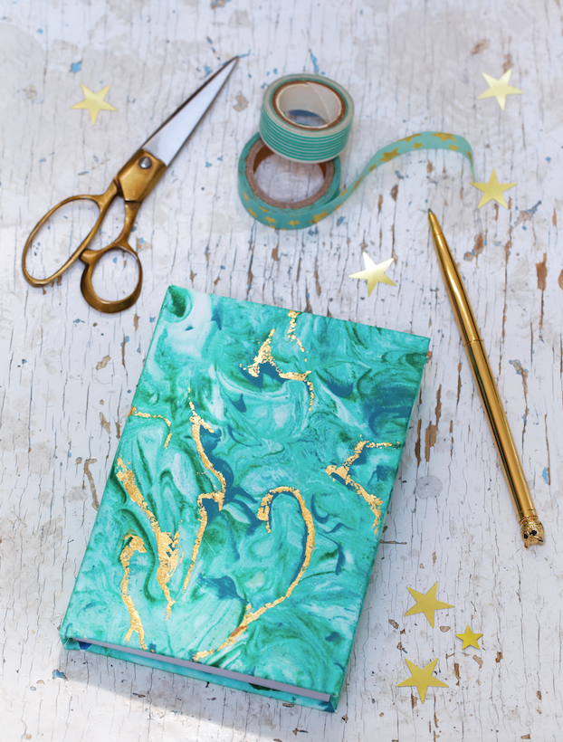 cómo hacer una agenda diy con efecto mármol