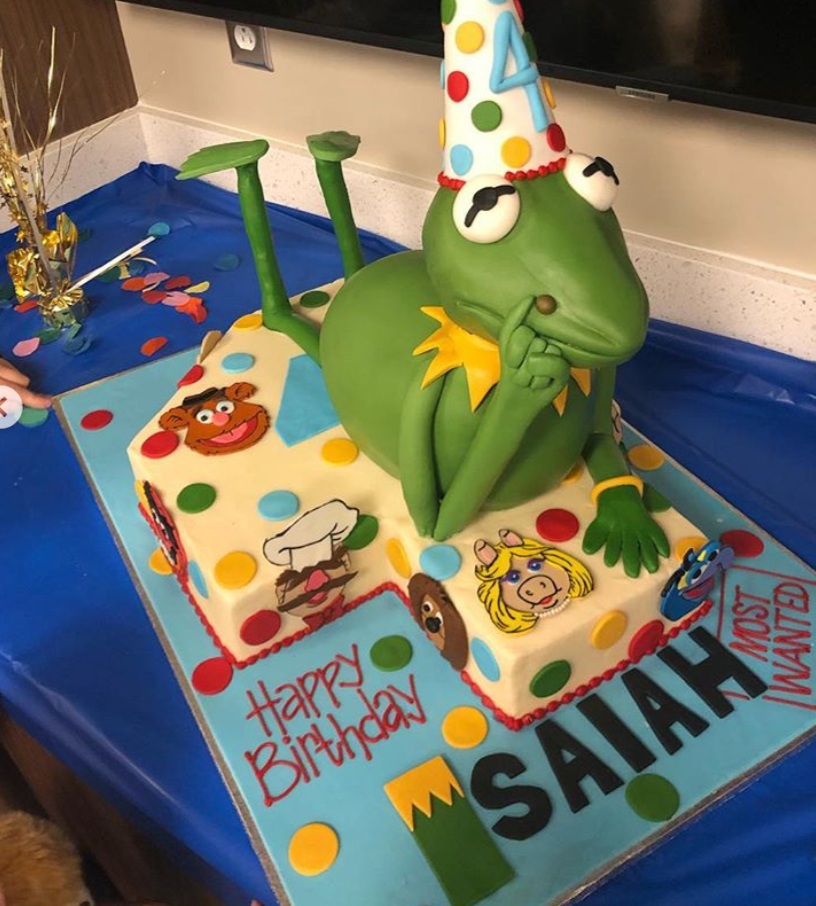 Cake, Birthday cake, Cake decorating supply, Fondant, Food, Table, Birthday, Dessert, Cake decorating, Icing, 