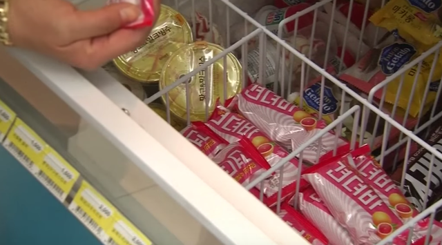 Retail, Nail, Grocery store, Food storage, Convenience store, Label, Food storage containers, Supermarket, Packaging and labeling, Confectionery, 