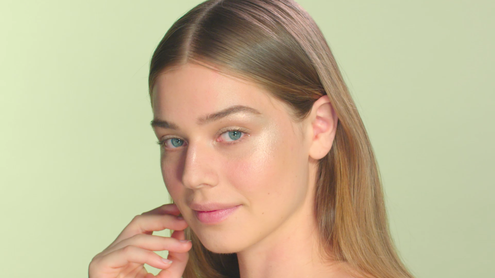 How to Apply Highlighter Makeup - Strobing Highlighter Tutorial