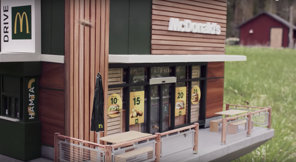 世界上「最小間」的麥當勞在瑞典！超迷你招牌、桌椅⋯⋯ 招待的卻不是人類？！