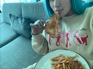Junk food, Eating, Food, Fast food, Dish, Cuisine, Comfort food, Meal, Food craving, Fried food, 