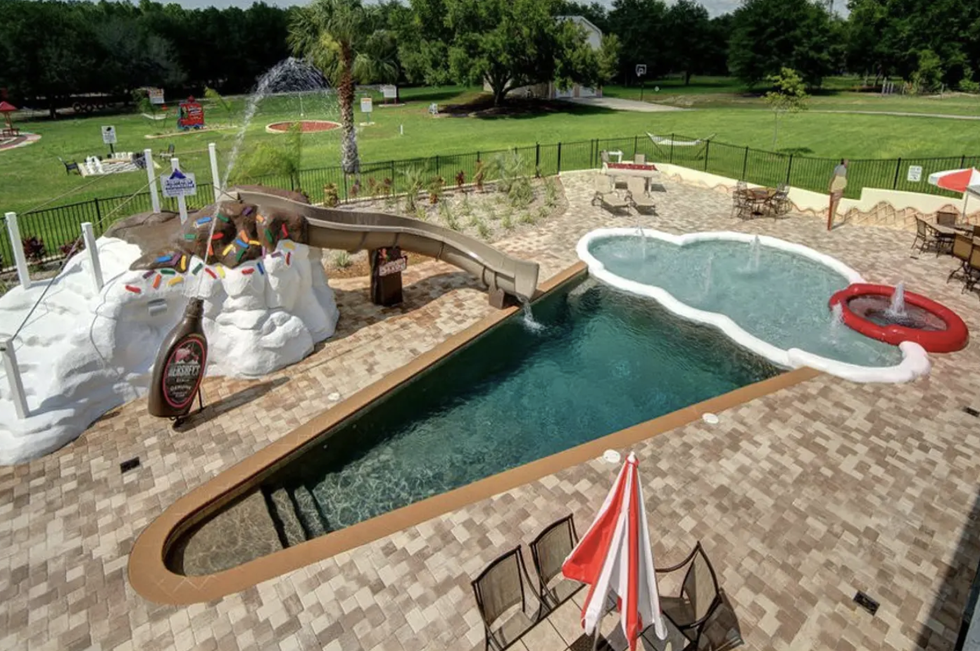 Swimming pool, Miniature golf, Leisure, Recreation, Backyard, Grass, Golf, Landscaping, Games, 