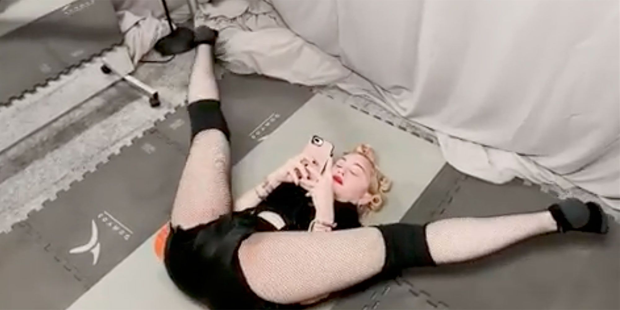 2000px x 1000px - Madonna, 63, Shows Off Butt And Legs In Surprise VMAs Appearance