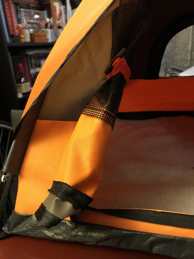 Orange, Yellow, Vehicle door, Leg, Automotive exterior, Photography, Vehicle, Auto part, Human leg, Car, 