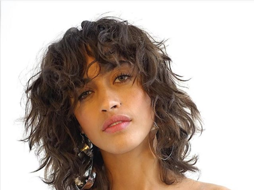 45 Best Shoulder-Length Curly Haircuts & Styles