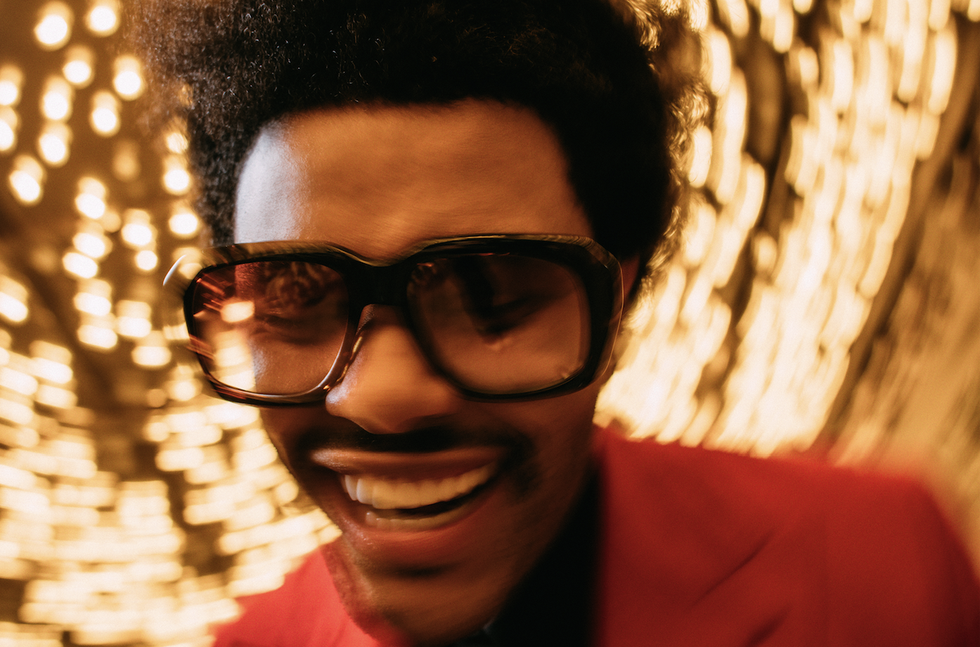 Eyewear, Hair, Glasses, Cool, Hairstyle, Afro, Fun, Smile, Vision care, Photography, 