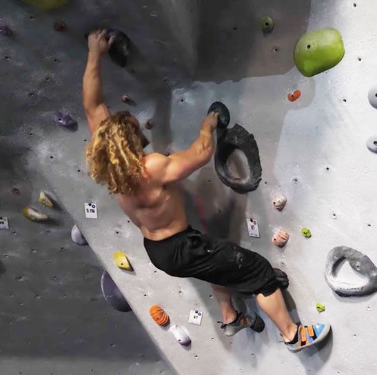 Jujimufu Went Bouldering with a Professional Climber on Video