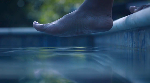 Water, Blue, Leg, Footwear, Sky, Foot, Human leg, Shoe, Hand, Cloud, 