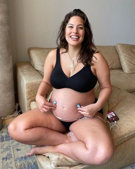 Pregnant Posing Nude - Ashley Graham poses naked in last shoot before having first child