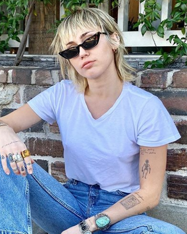 Miley Cyrus Just Kicked Off 2020 By Cutting Off All Her Hair - New Miley  Cyrus Short Shag Haircut