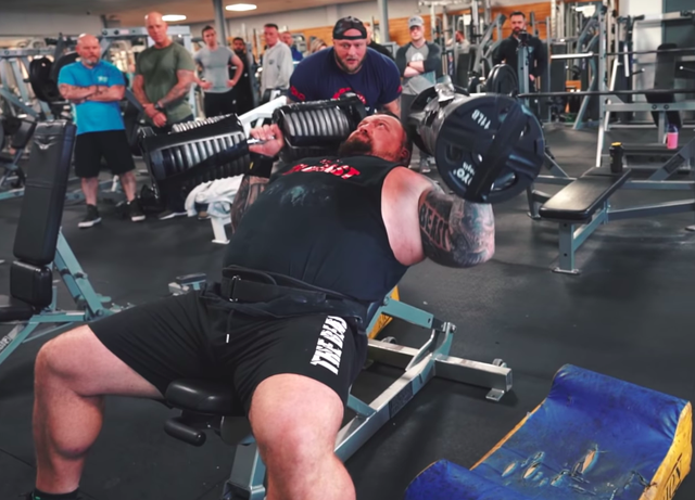Eddie Hall Set a New World Record for Heaviest Incline Dumbbell Press