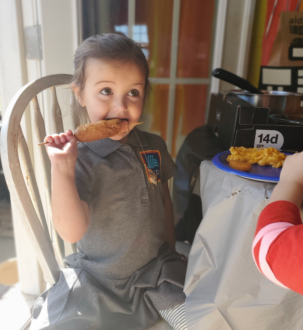 Fast food, Junk food, Eating, Food, Meal, Cuisine, Dish, Snack, Child, Finger food, 