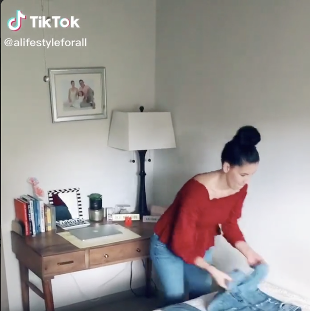 This Woman Shows Us the Quickest and Most Efficient Way to Fold Jeans