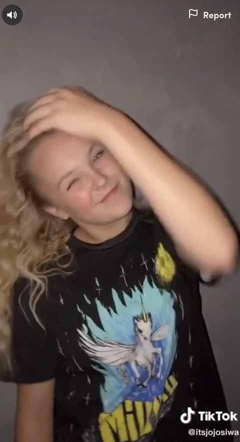 jojo siwa showing off her natural hair in a tiktok