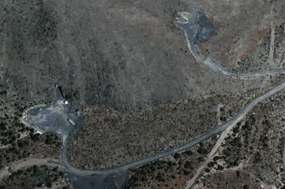 a 2009 image capture shows two new entrances which do not appear in the 1998 photo