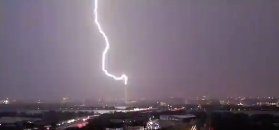 Lightning Strikes Washington Monument - How Does Lightning Work?