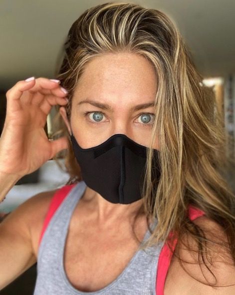 Jennifer Aniston urges people to wear a face mask for coronavirus