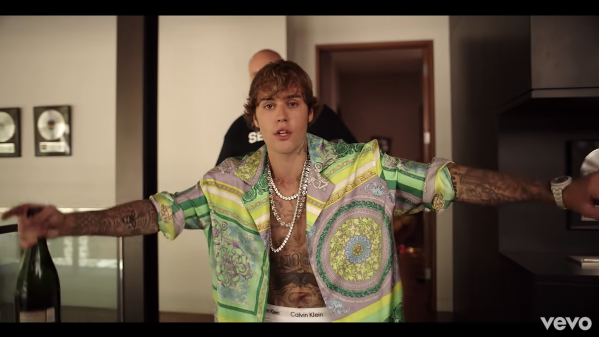 Justin Bieber stands in for an unwilling Drake in wild Popstar music video