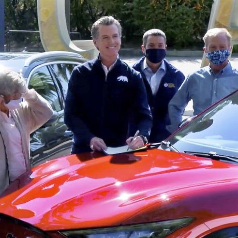 カリフォルニア州知事、2035年までにガソリン車を禁止する命令に署名