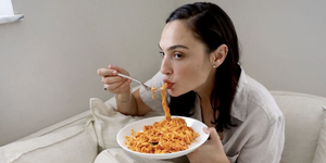 wonder woman actress gal gadot eating pasta