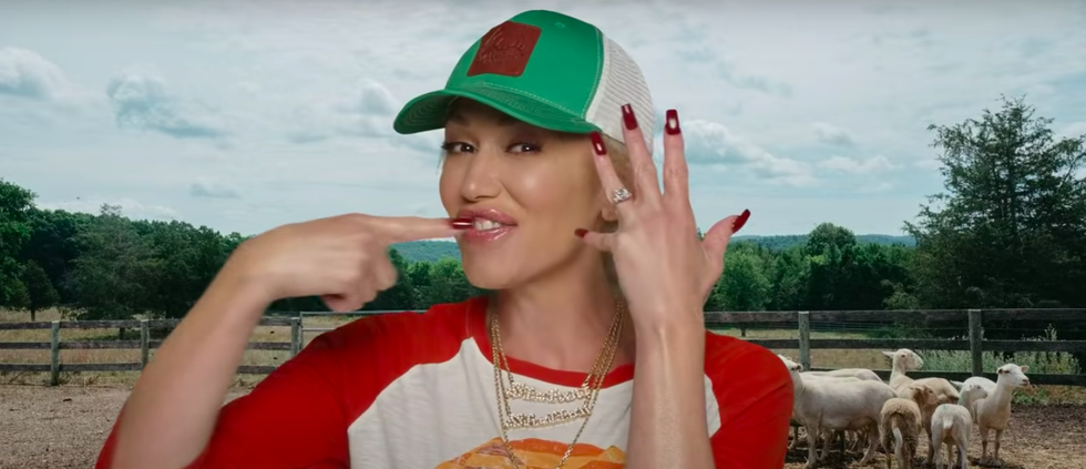 gwen stefani recreates 'just a girl' cover 25 years later