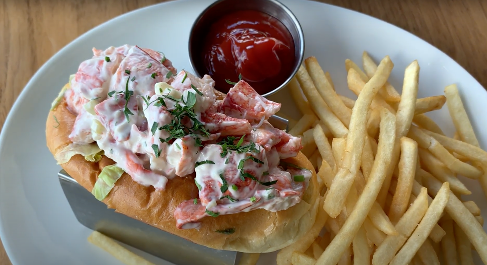 gurney's newport traditional lobster roll