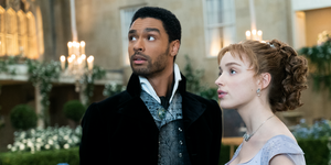regÉ jean page, a black actor, as simon basset and phoebe dynevor, a white actress, as daphne bridgerton in episode 108 of bridgerton they are standing in an elaborately decorated ballroom