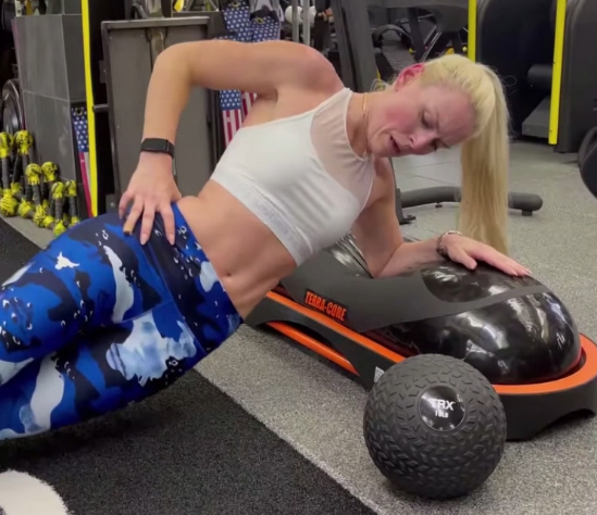 Lindsey Vonn - NEW full body workout circuit with BTS