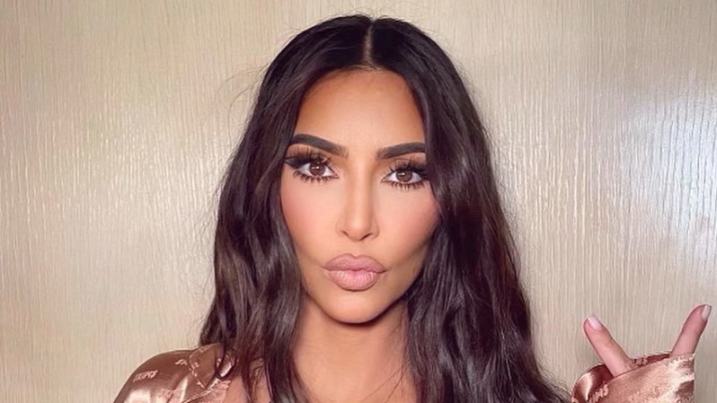preview for Fans Compare Kim Kardashian To Jeffree Star Over THIS Photo!
