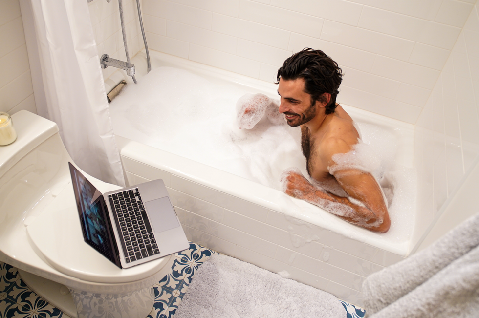 I Tried Men Who Take Baths, a Men's Group Where Everyone's in a Tub
