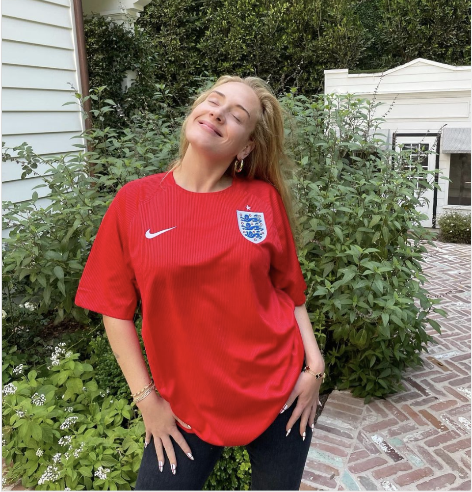 Katastrofe Eller enten penge Adele Glows In A New No-Makeup Instagram Photo For Euro Cup 2021