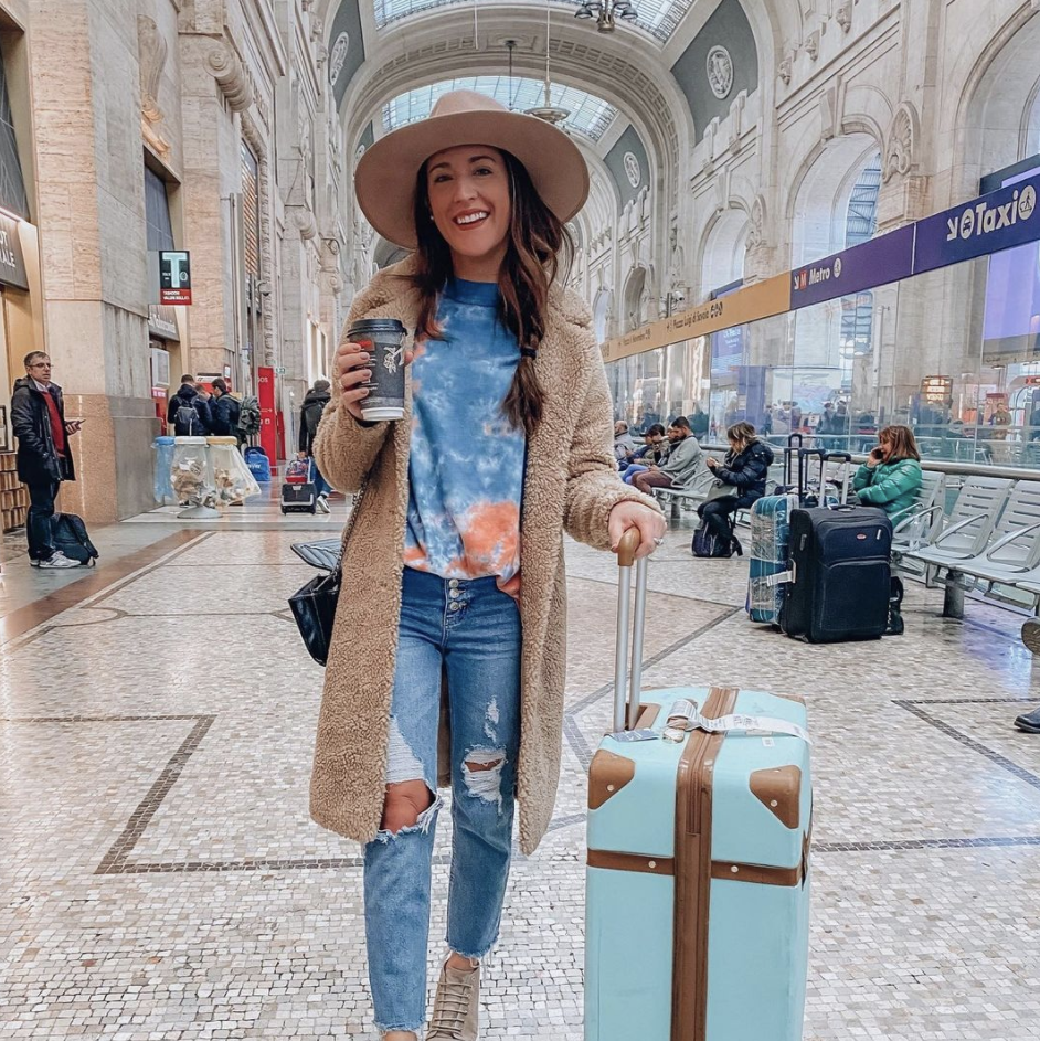 15 Cute & Comfy Airport Outfits Perfect For Your Next Trip  Casual travel  outfit, Fashion travel outfit, Comfy airport outfit