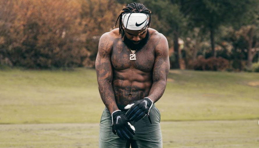 Ezekiel Elliott Shared Shirtless Muscular Photos on Instagram