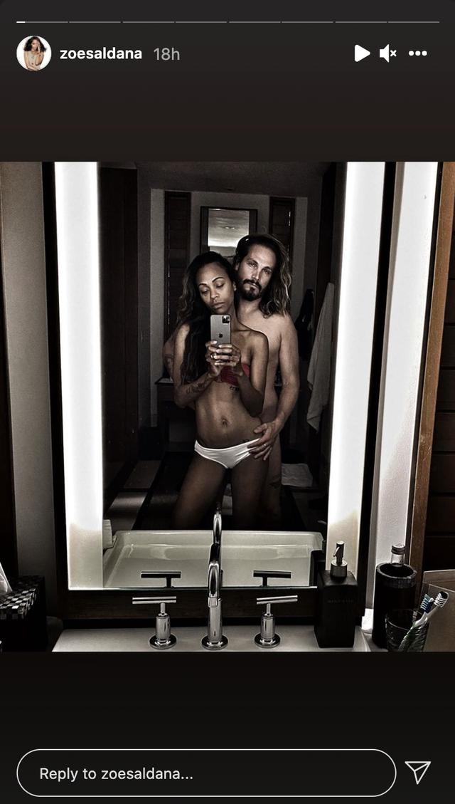 zoe saldana abs underwear bathroom selfie instagram story