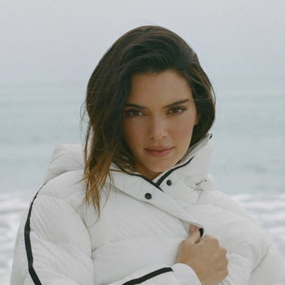 Kendall Jenner CR Updates (fan account) on X: Kendall for Alo. . . . .  @aloyoga via instagram: west coast winter 🌊 @kendalljenner bundled up in  the Aspen Love Puffer Jacket.  / X