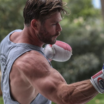 chriss hemsworth boxing showing off biceps