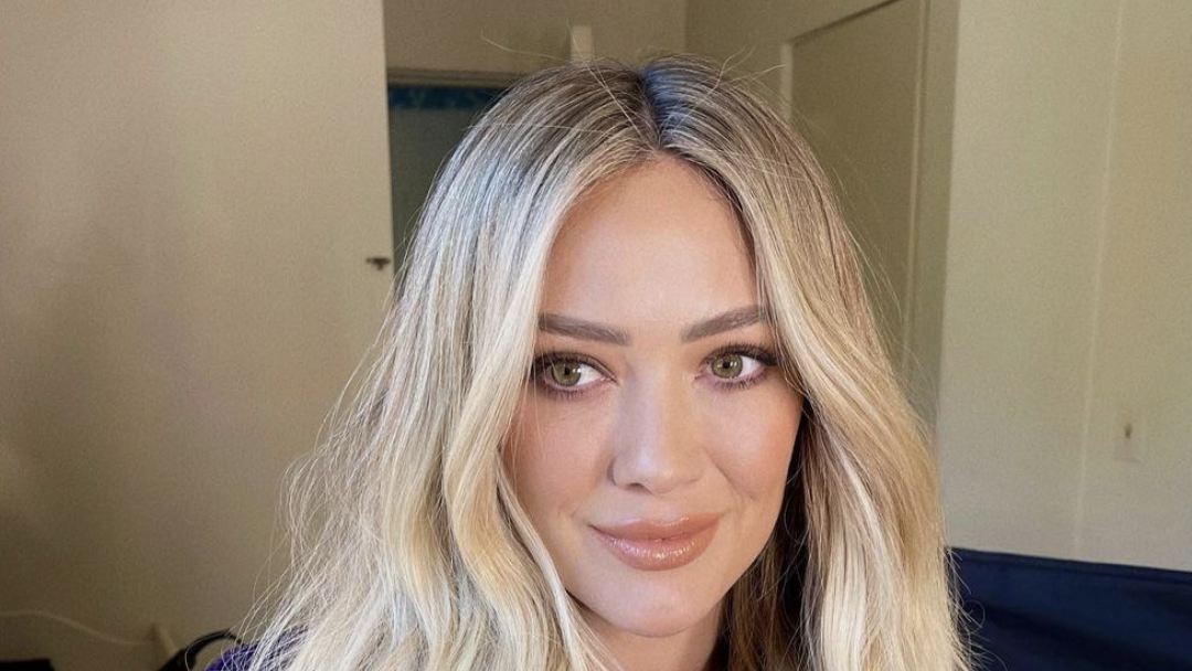 preview for Hilary Duff REVEALS Plot Of Canceled ‘Lizzie McGuire’ Reboot!